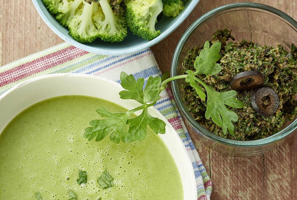 CREMA DE ESPINACA Y BRÓCOLI CON SALSA DE ACEITUNAS NEGRAS