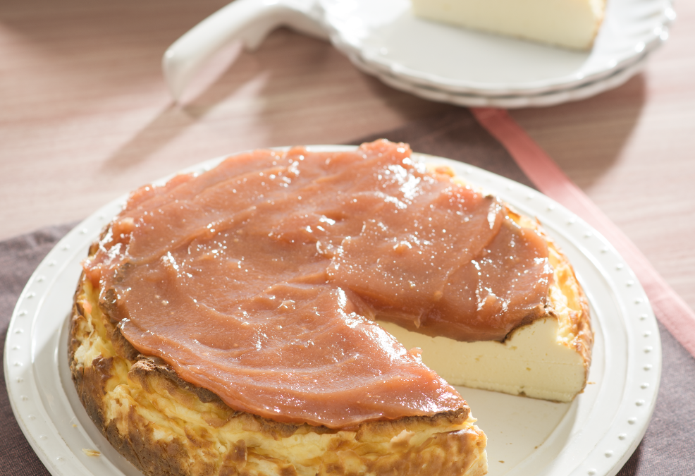 Tarta de queso con dulce de membrillo y manzana