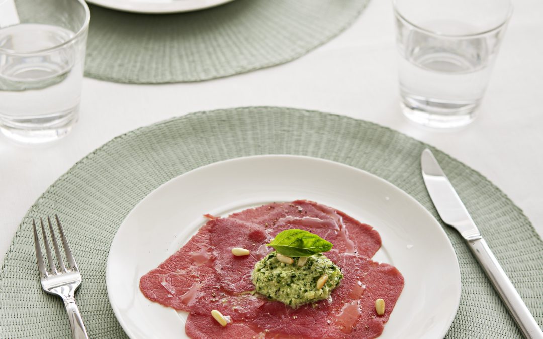 CARPACCIO DE VACUNO CON SALSA DE PIÑONES