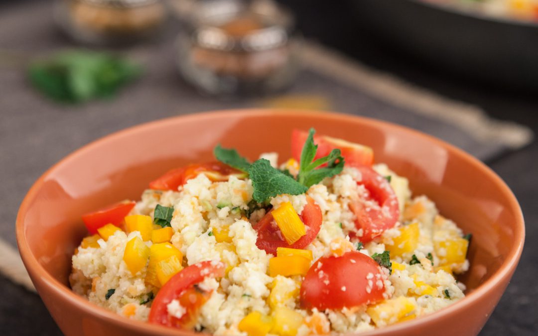 Cuscús de coliflor y verduras crudivegano