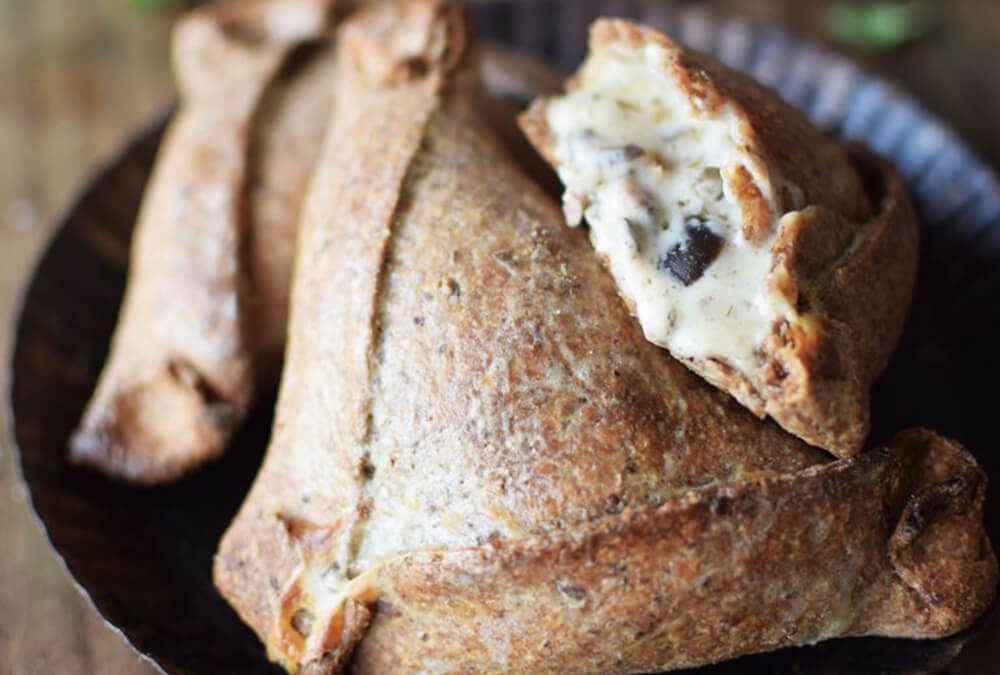 EMPANADAS DE MASA INTEGRAL CON SEMILLAS, QUESO DE CABRA Y ACEITUNAS