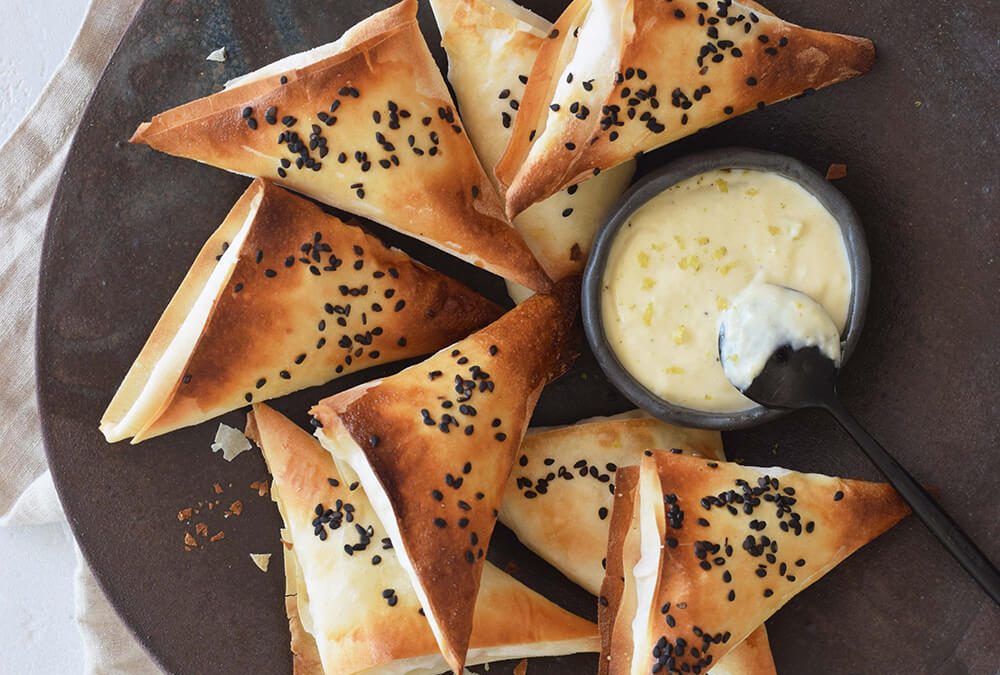 EMPANADITAS DE MASA FILO CON SALMÓN, CIBOULETTE Y SALSA DE RÁBANOS PICANTE