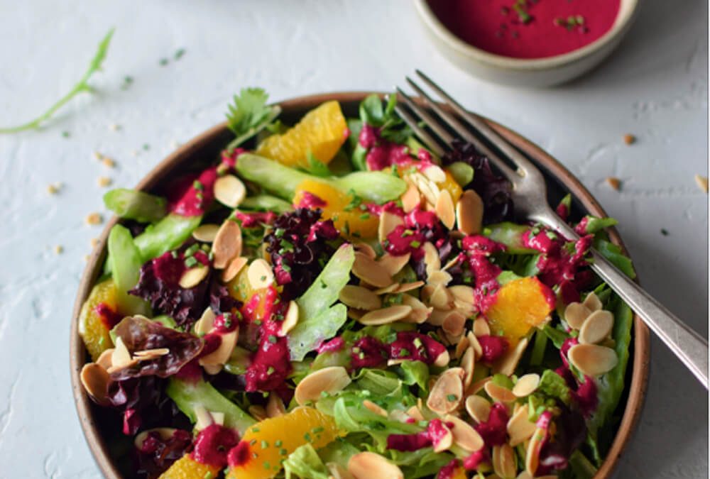 ENSALADA DE HOJAS VERDES, APIO Y NARANJA CON ADEREZO DE YOGUR Y BETARRAGA