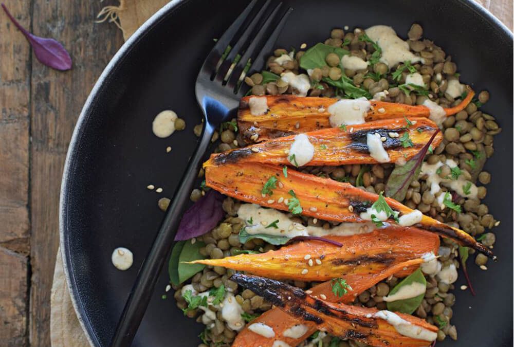 ENSALADA DE LENTEJAS CON ZANAHORIA ASADA Y ADEREZO DE SÉSAMO