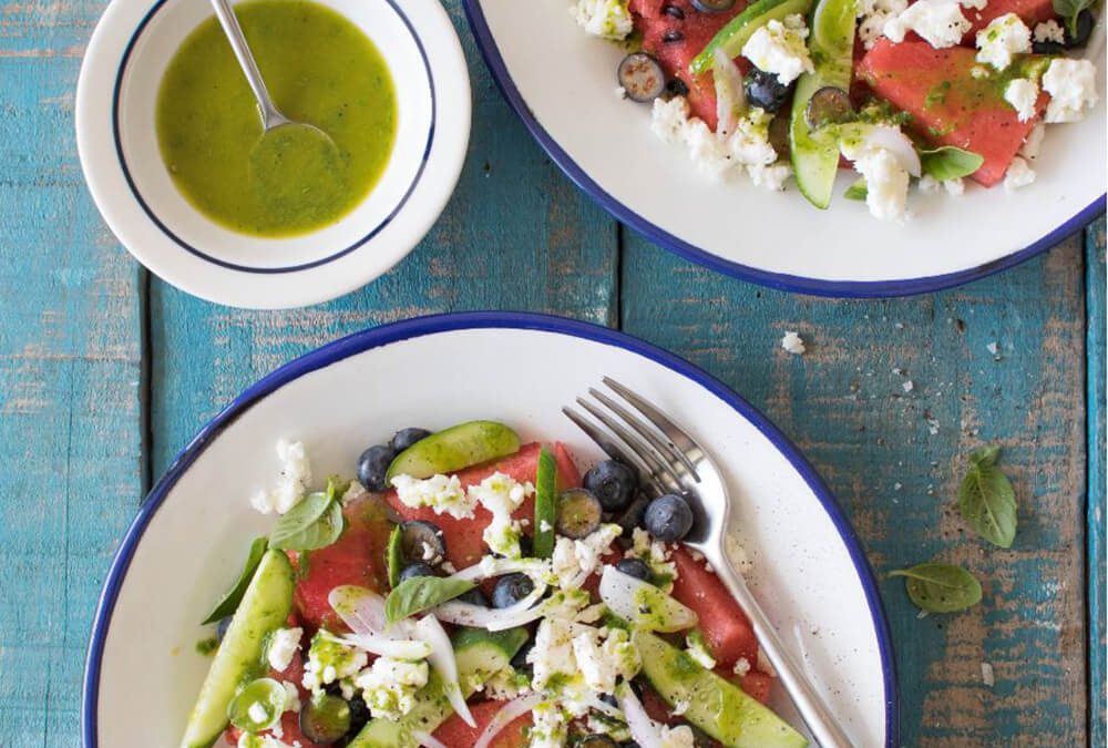 ENSALADA FRESCA DE SANDÍA, ARÁNDANOS Y QUESO FETA CON VINAGRETA DE BALSÁMICO BLANCO ALBAHACA Y MENTA