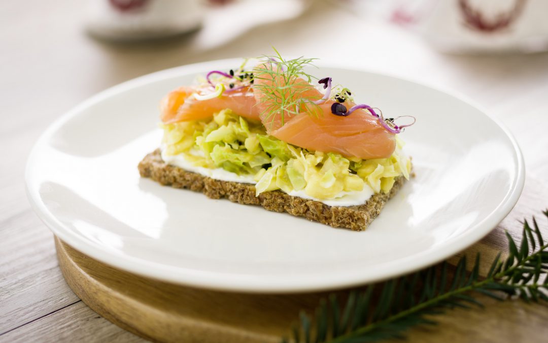 Ensalada nórdica de repollo y manzana con salmón ahumado