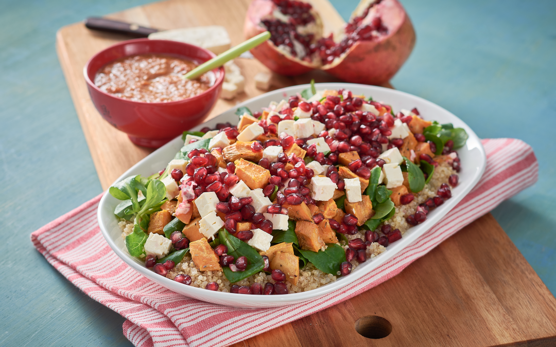 Ensalada templada de quinoa con camote asado y granada