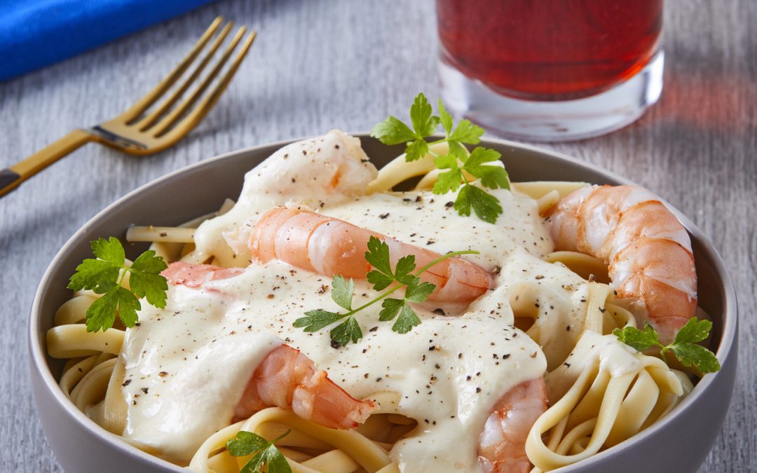 FETUCCINI CON SALSA ALFREDO Y CAMARONES