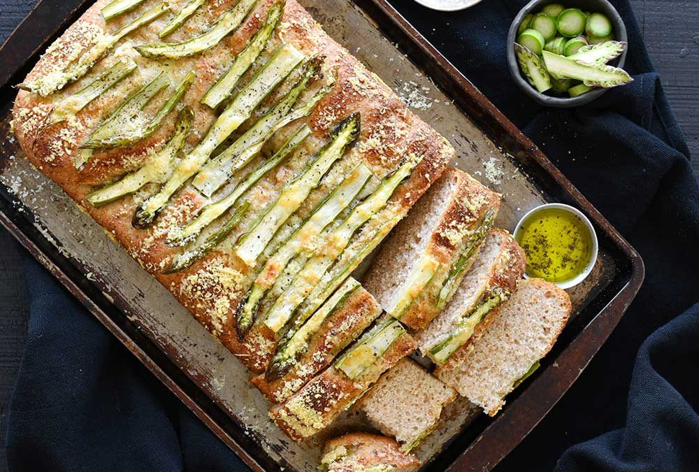 FOCACCIA INTEGRAL DE ESPÁRRAGOS Y PARMESANO