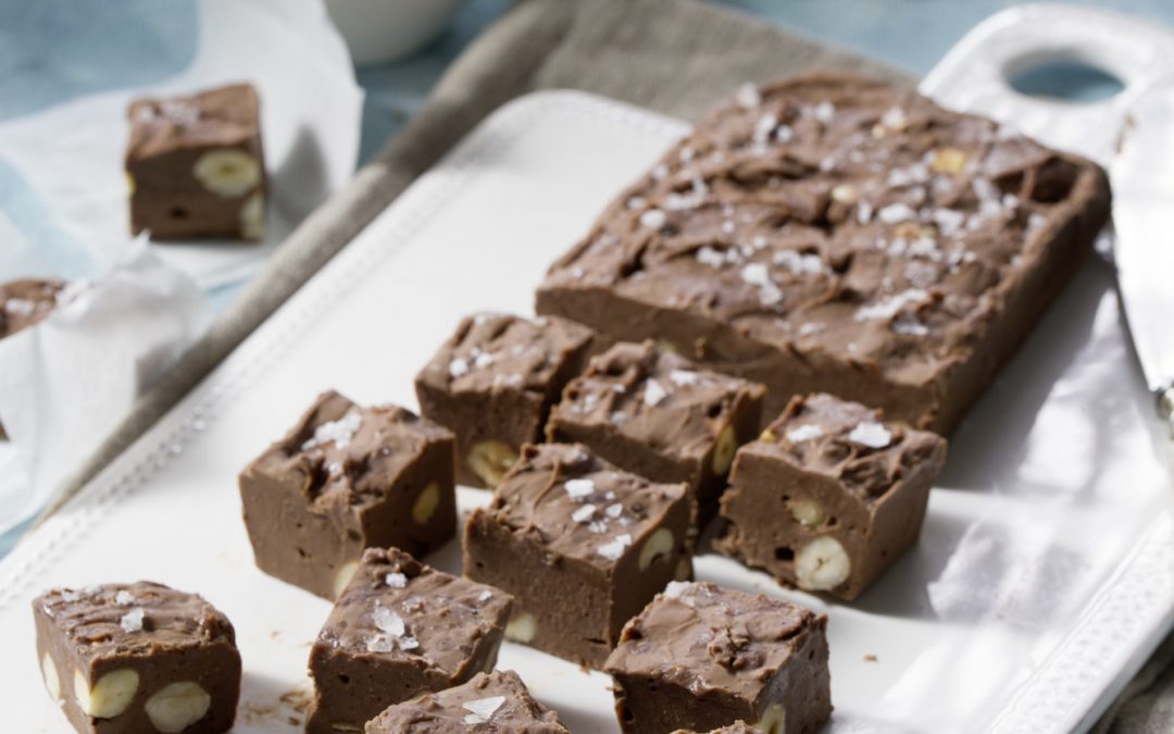 Fudge de chocolate con leche, avellanas con escamas de sal