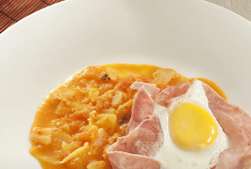 HUEVOS CON JAMÓN Y TOMATES SALTEADOS