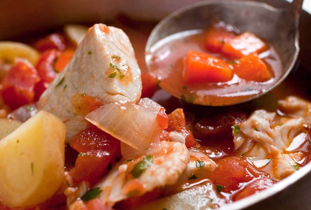 CORVINA CON PAPAS Y TOMATES AL GRATÍN