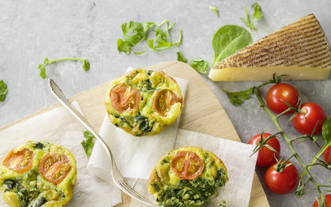 Muffins de huevo con espinacas y tomates