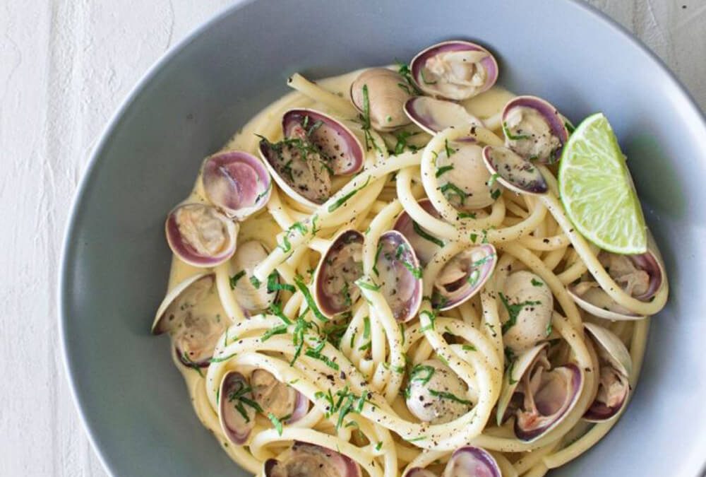 PASTA CON SALSA CREMOSA DE ALMEJAS JULIANAS Y LIMÓN