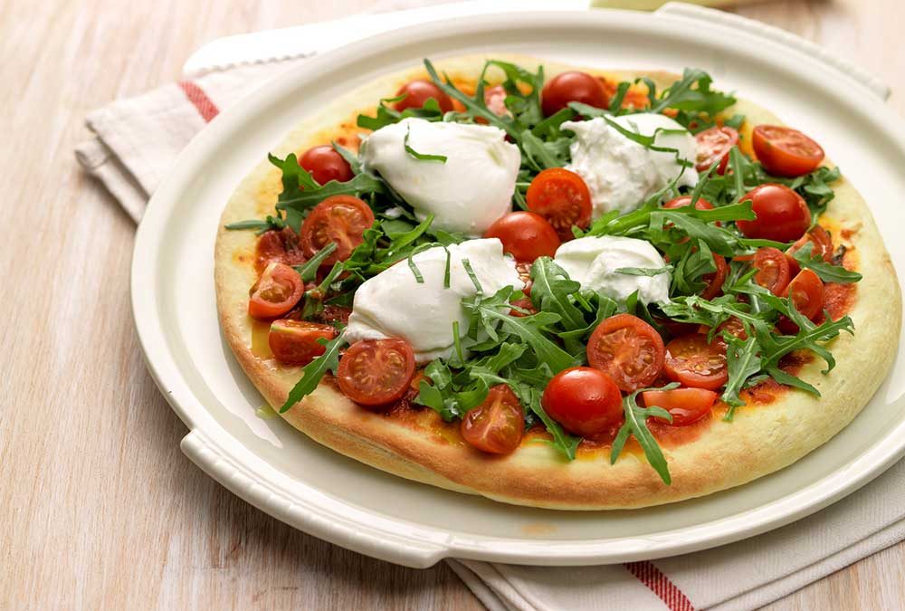 PIZZA CON TOMATE Y MOZZARELLA FRESCOS