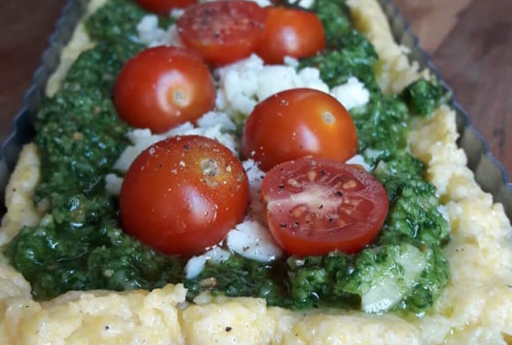 QUICHE DE POLENTA CON PESTO DE RÚCULA Y TOMATES ASADOS