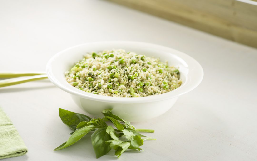 Quinoa con arvejas y pesto de almendra