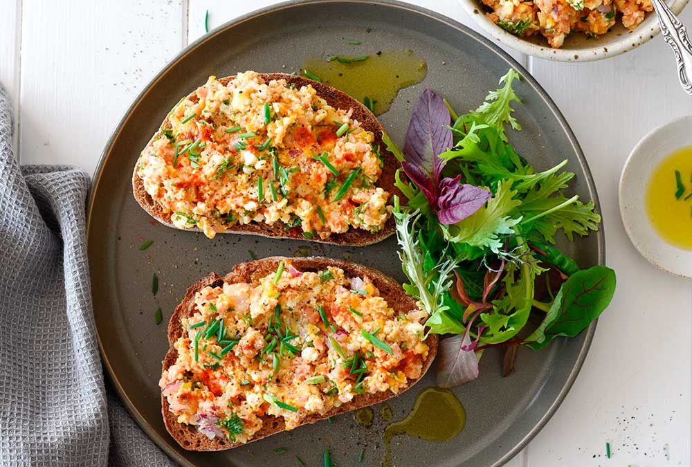 TOSTADAS CON PASTA DE HUEVO Y JAMÓN