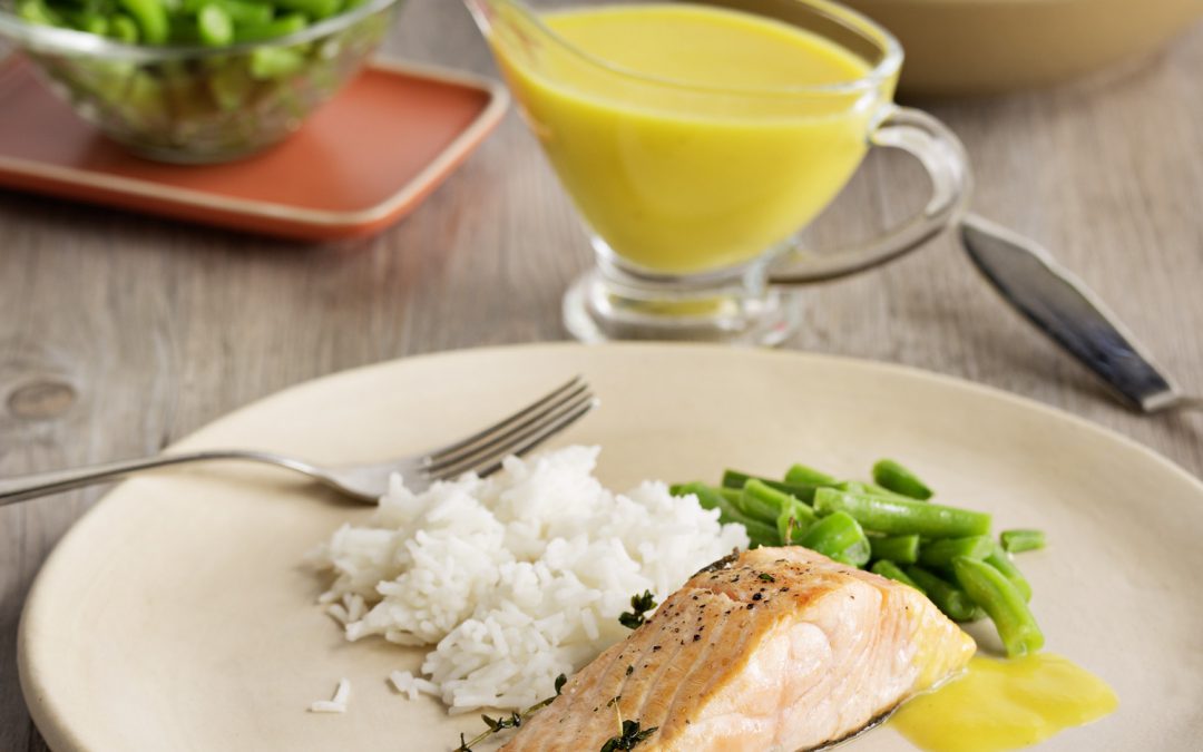 SALMÓN Y ARROZ BASMATI CON SALSA CREMA DE ENELDO