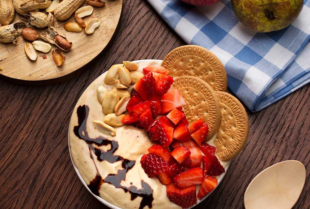 SMOOTHIE BOWL DE PERA, MANZANA, GALLETAS Y MANTEQUILLA DE MANÍ