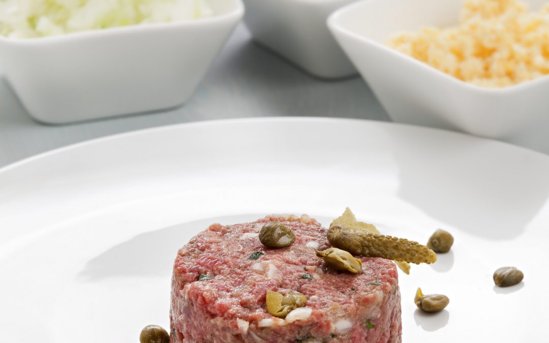 Steak tartare con alcaparras y salsa alioli de tomates secos