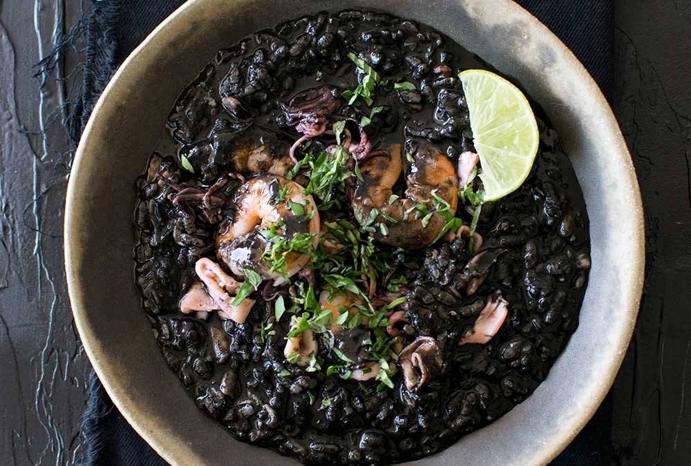 ARROZ NEGRO MELOSO CON CAMARONES Y CALAMARES