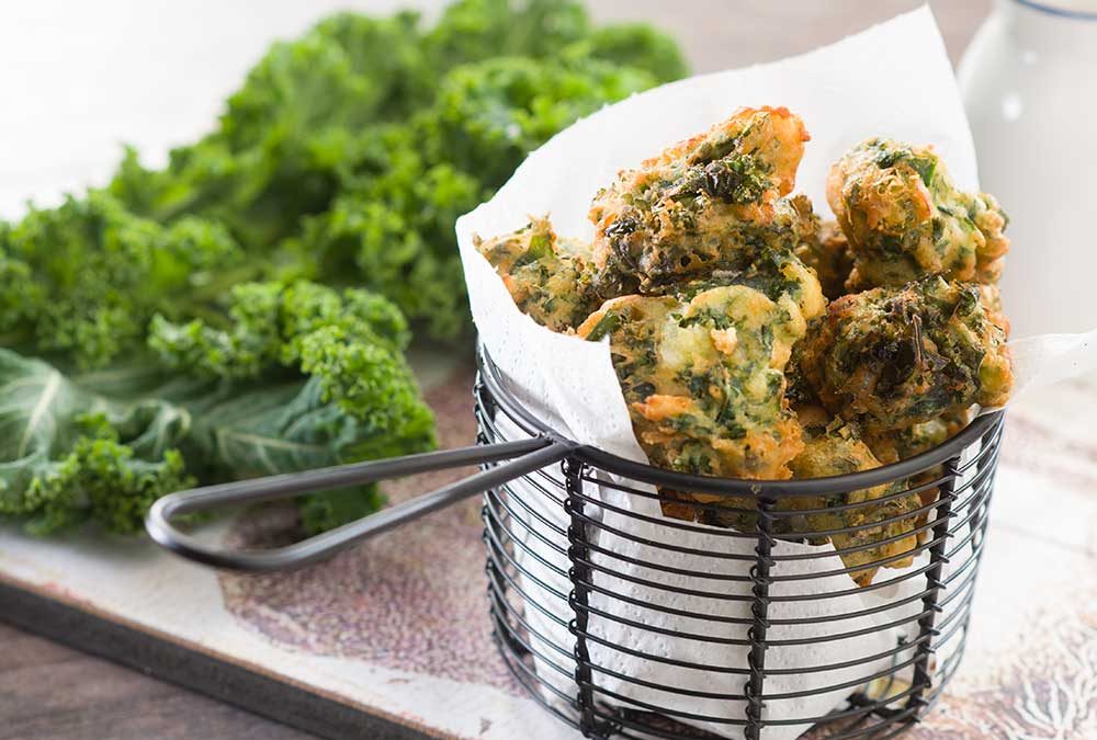 BOÑUELOS DE KALE Y QUESO AZUL