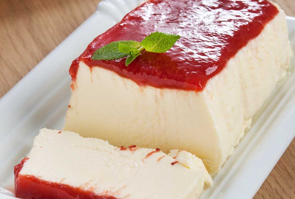 CHEESECAKE CON SALSA DE FRUTOS ROJOS