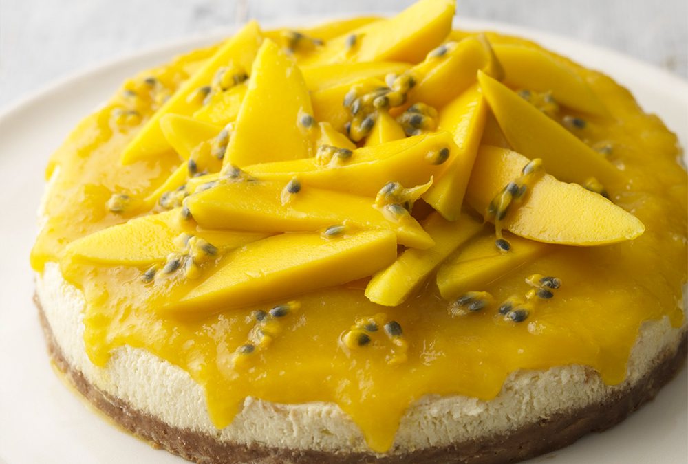 CHEESECAKE CON COBERTURA DE MANGO Y MARACUYÁ