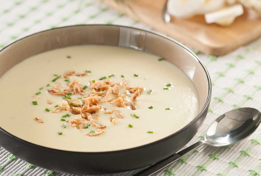 CREMA DE COLIFLOR CON PARMESANO Y POLVO DE TOCINO