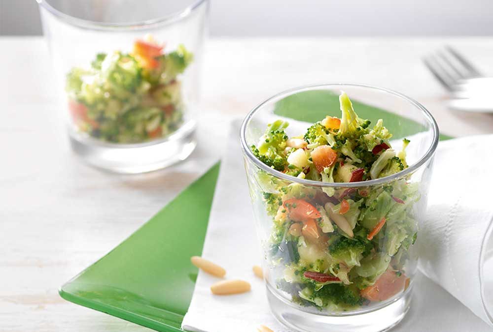 ENSALADA DE BRÓCOLI, PIMENTÓN ROJO Y MANÍ