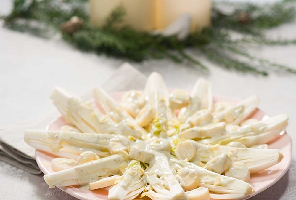 ENSALADA DE ENDIVIAS, PALMITOS Y SALSA DE QUESO AZUL