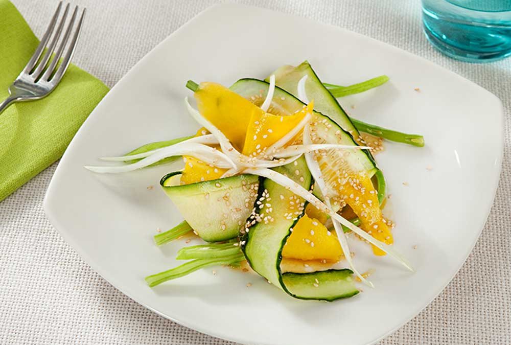 ENSALADA DE FRUTAS Y VERDURAS AL VAPOR, CON ADEREZO DE SÉSAMO