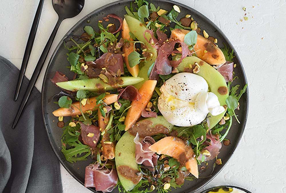 ENSALADA DE MELÓN, BURRATA, PROSCIUTTO Y ADEREZO DE PISTACHOS CON BALSÁMICO