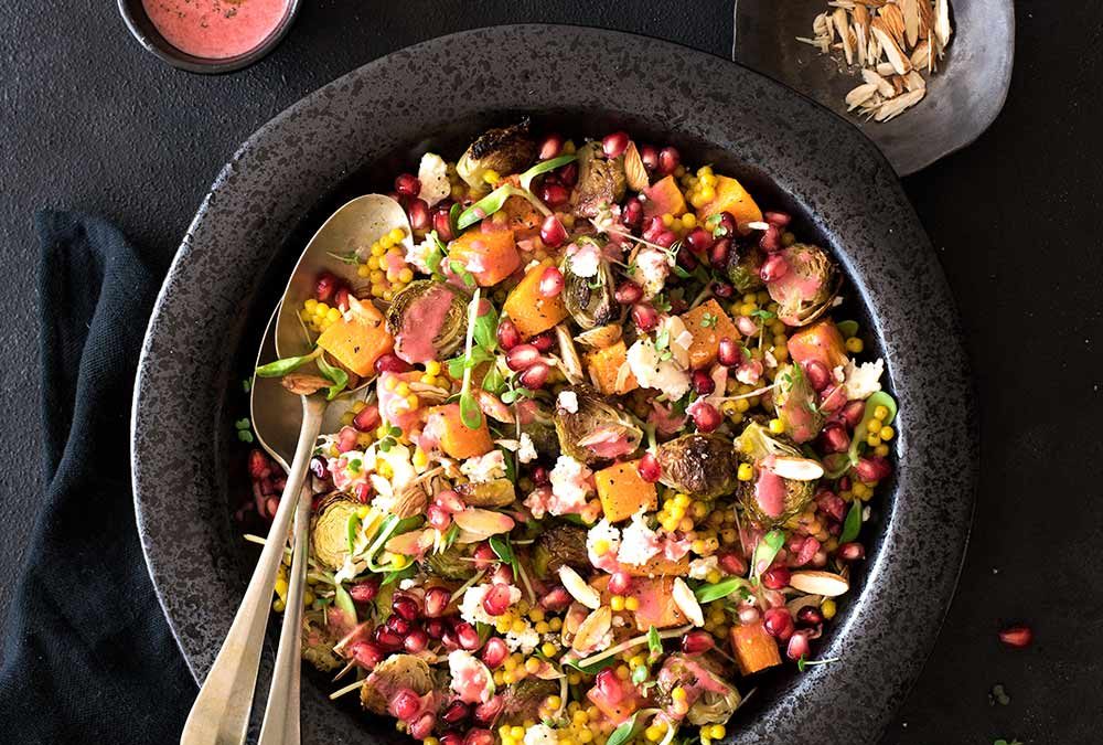 ENSALADA TIBIA DE PASTA CON COLES DE BRUSELAS, ZAPALLO ASADO Y GRANADAS