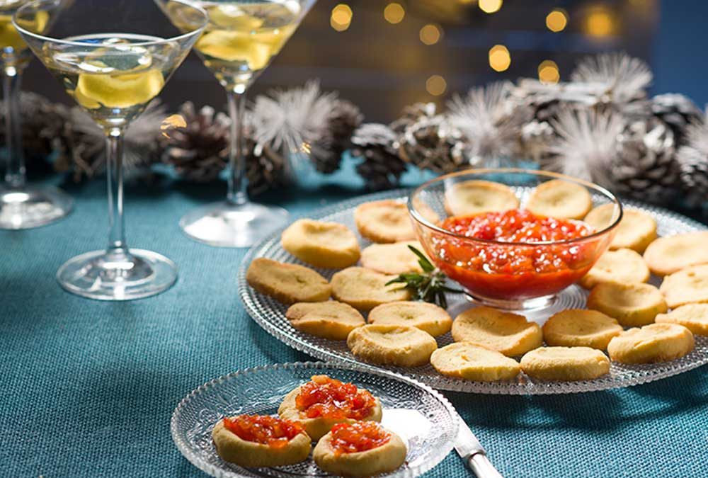 GALLETAS DE QUESO CON CHUTNEY DE PIMENTONES AL WHISKY