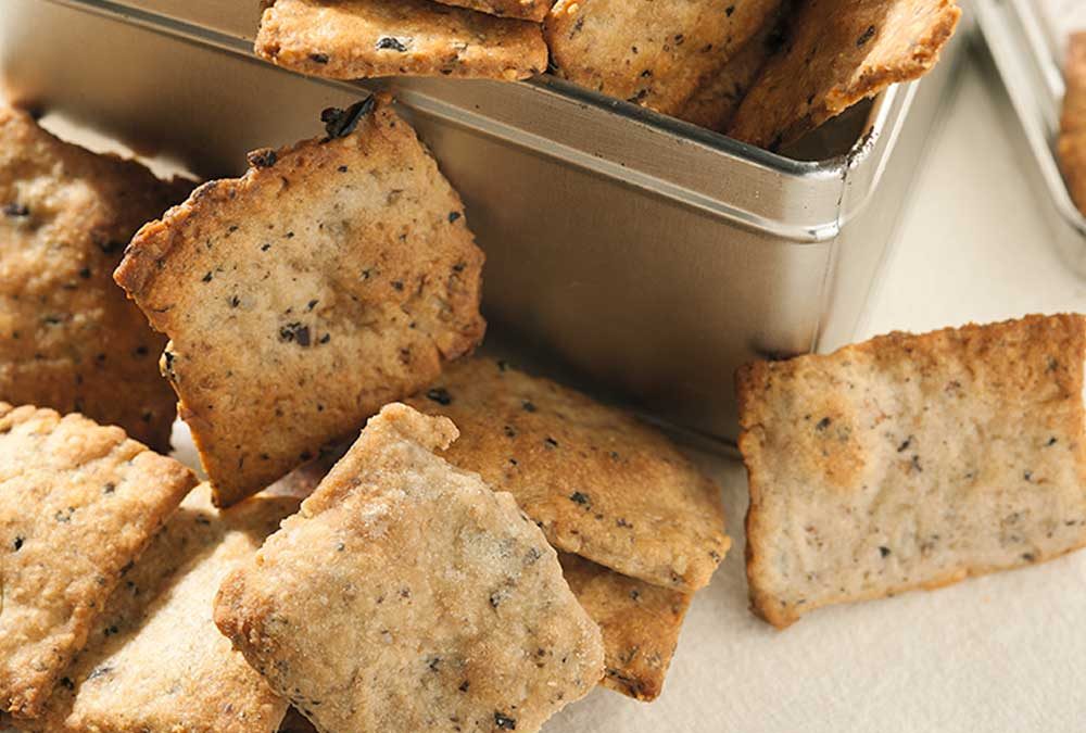 GALLETAS SALADAS CON ACEITUNAS, NUECES Y PARMESANO