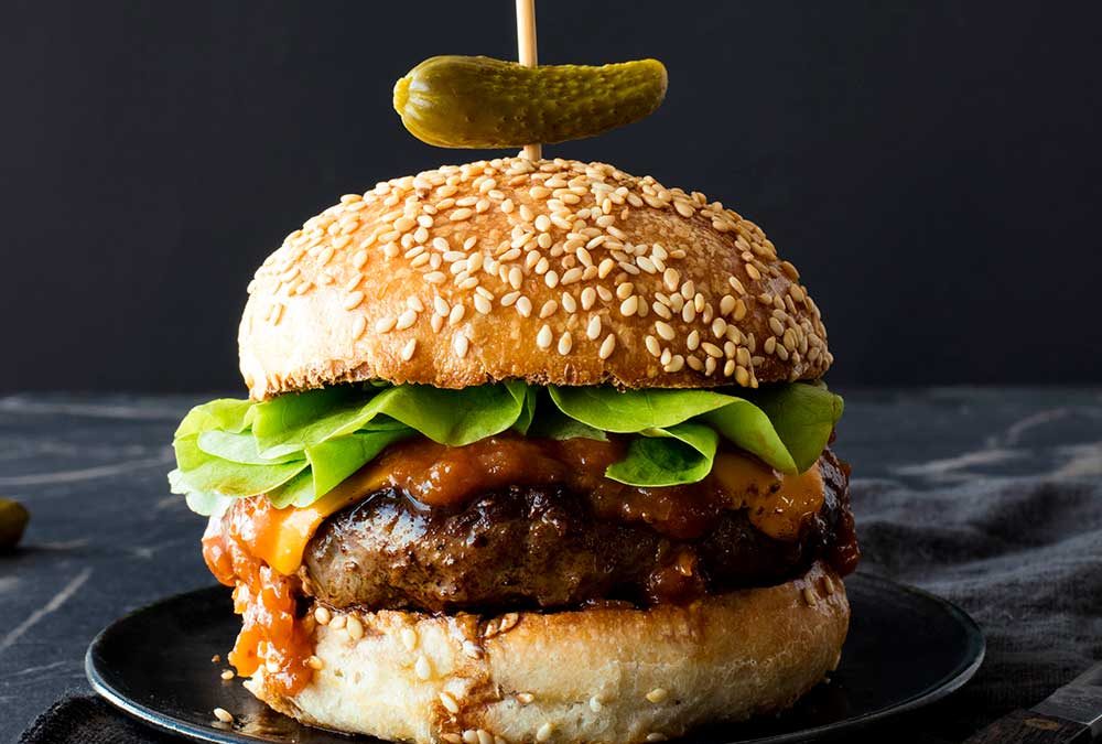 SÁNDWICH DE HAMBURGUESA DE VACUNO Y PEPINILLOS CON SALSA BBQ DE CEBOLLAS Y WHISKY