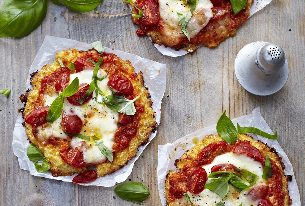 MINIPIZZAS DE COLIFLOR Y QUESO CON TOMATE (SIN GLUTEN)