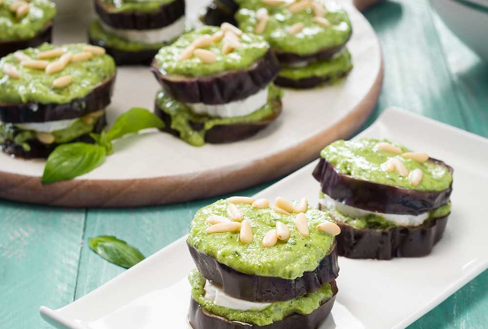 MILHOJAS DE BERENJENA Y QUESO DE CABRA AL PESTO