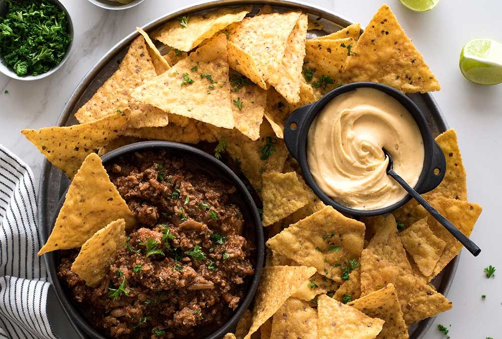 NACHOS CON CARNE Y SALSA DE QUESO CHEDDAR