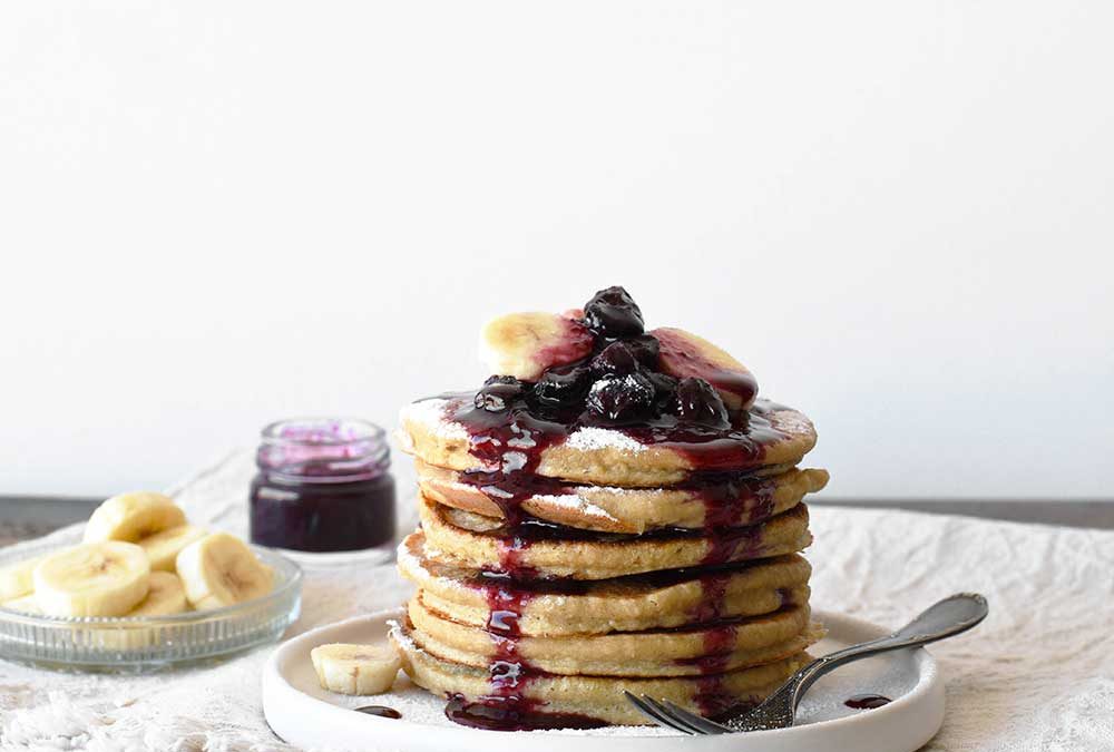 PANCAKES DE PLÁTANO Y AVENA CON SALSA DE ARÁNDANOS