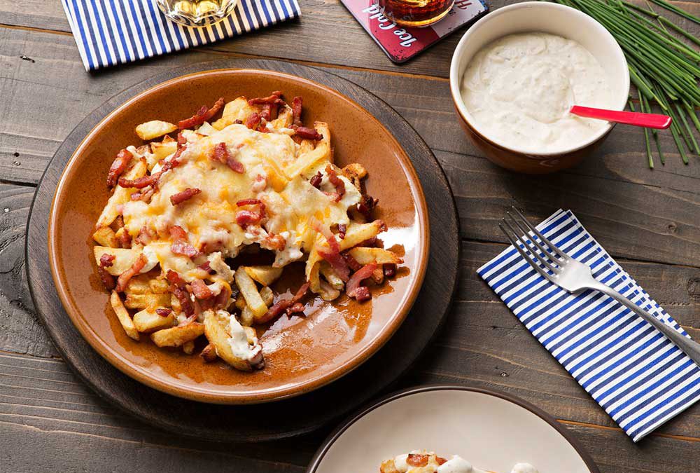 PAPAS FRITAS CON TOCINO, QUESO Y SALSA RANCHERA