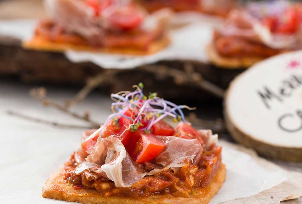 GALLETAS DE PARMESANO CON TOMATE Y JAMON