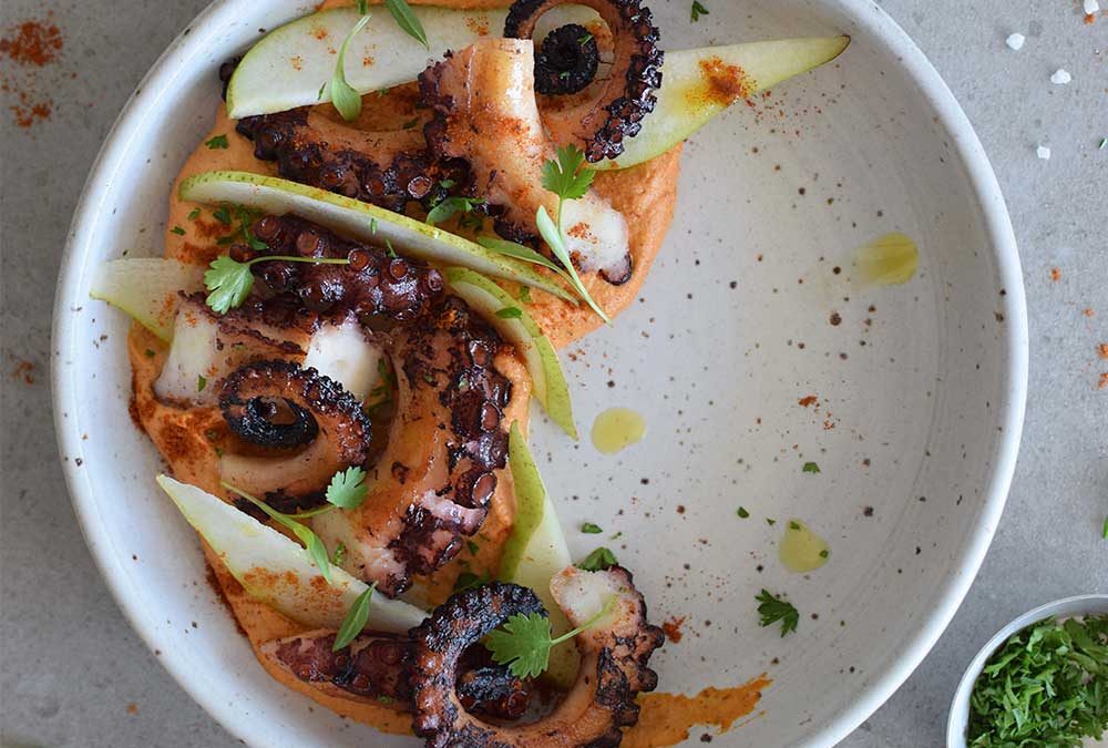 PULPO CON SALSA ROMESCO Y PERAS