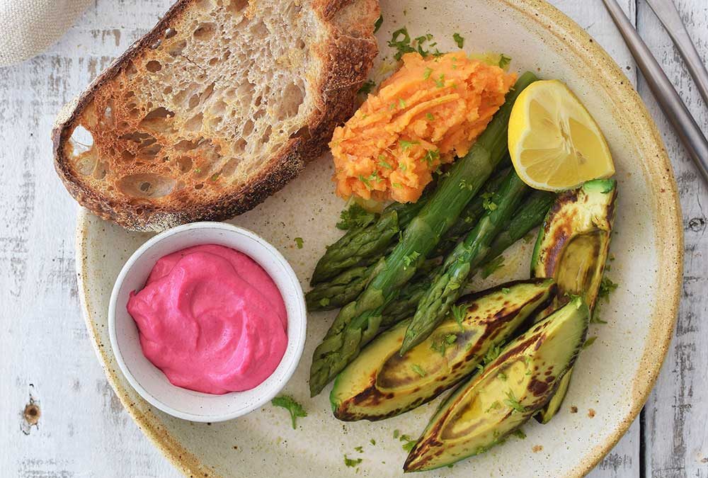 PURÉ DE CAMOTE CON PALTA GRILLADA, ESPÁRRAGOS Y LACTONESA DE BETARRAGA