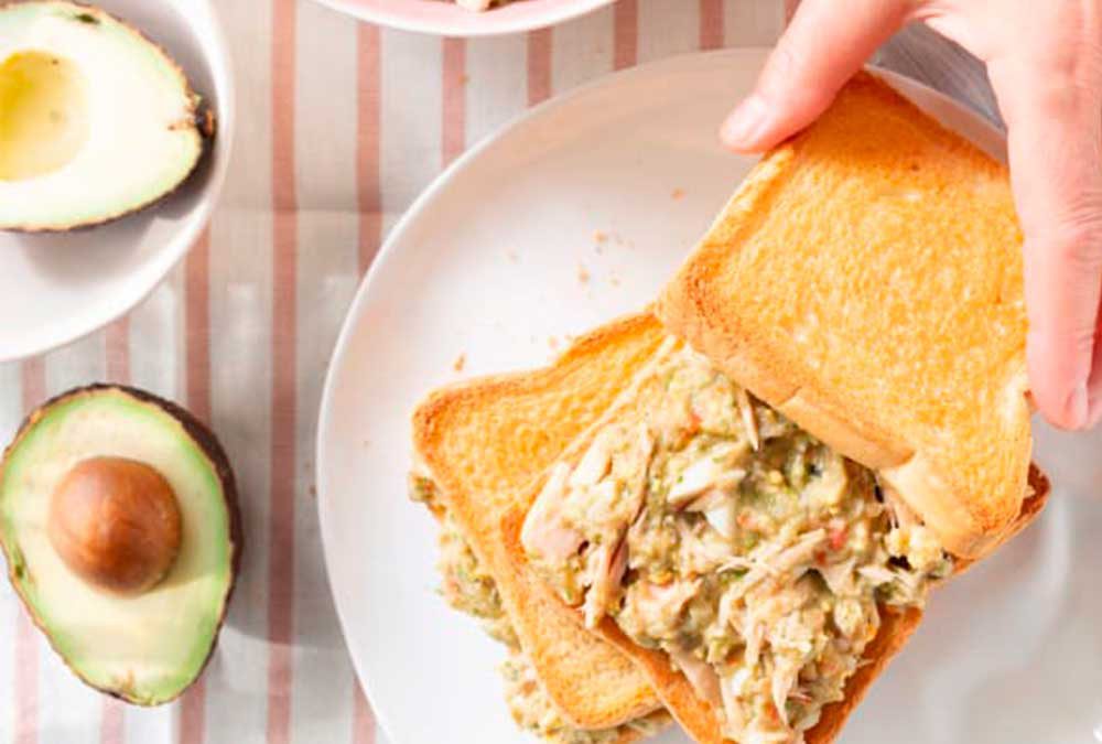 SANDWICH DE PALTA CON ATÚN Y HUEVO DURO