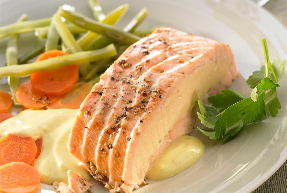 SALMÓN RELLENO DE SU MOUSSE CON SALSA DE MANGO