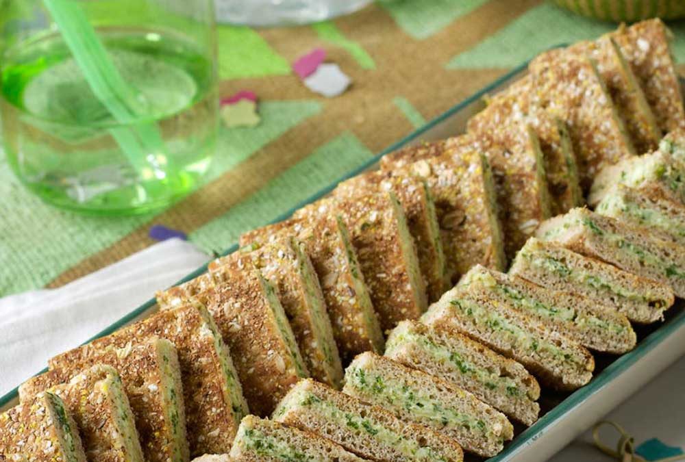 SANDWICHES CON RELLENO DE RUCULA, ROQUEFORT Y NUECES