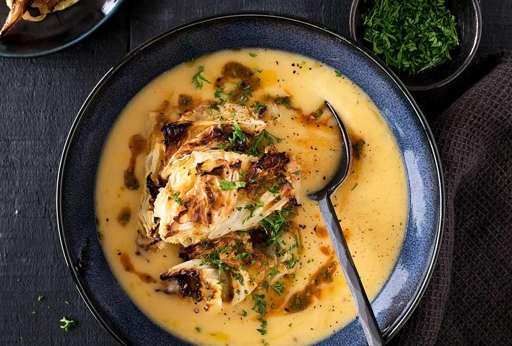 SOPA DE POROTOS PALLARES Y REPOLLO ASADO CON CHIMICHURRI